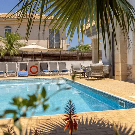 Blue Water Bay Villa *